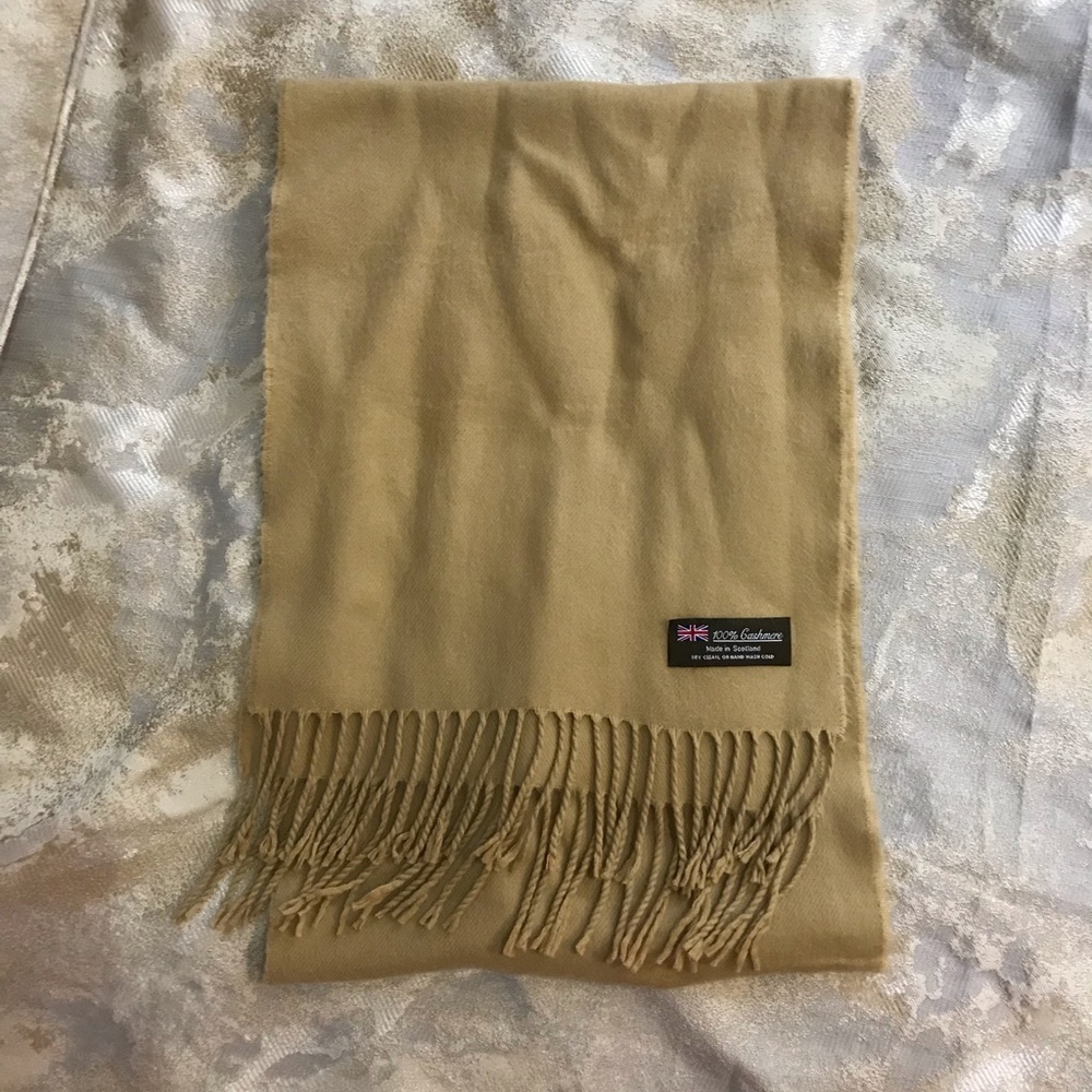 Beige 100% cashmere scarf.